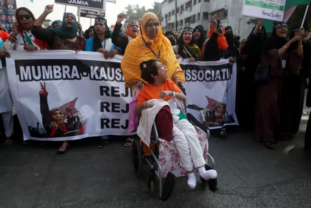 Demonstrators walk during a protest against a new citizenship law on the outskirts of Mumbai, India, January 26, 2020. REUTERS/Francis Mascarenhas