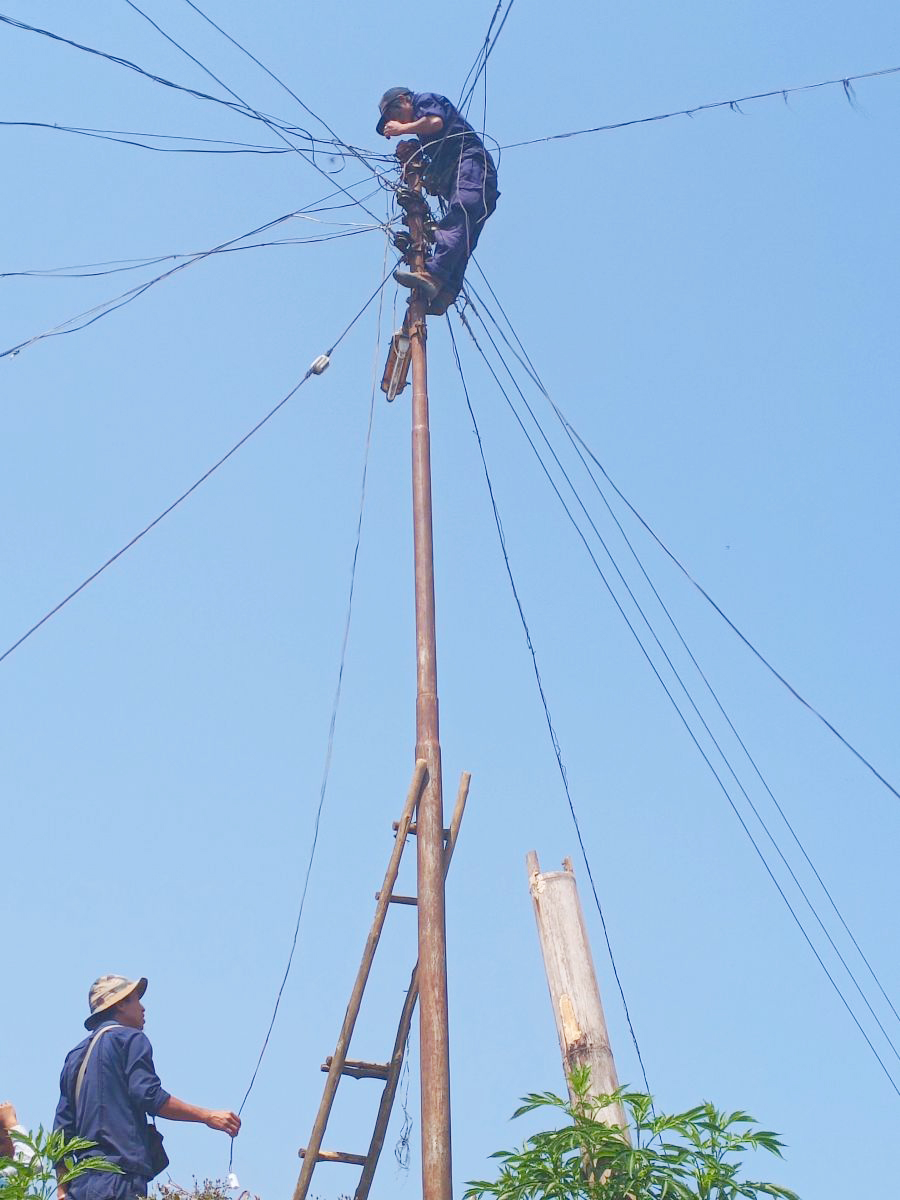 Linemen under Department of Power Nagaland on duty at Shamator. The Office of the Information Assistant on behalf of the citizens of Shamator appreciated Village Guards, lineman (Power Department) and PHED as they continue to work tirelessly hand in hand along with other front line COVID-19 warriors. (DIPR Photo)
