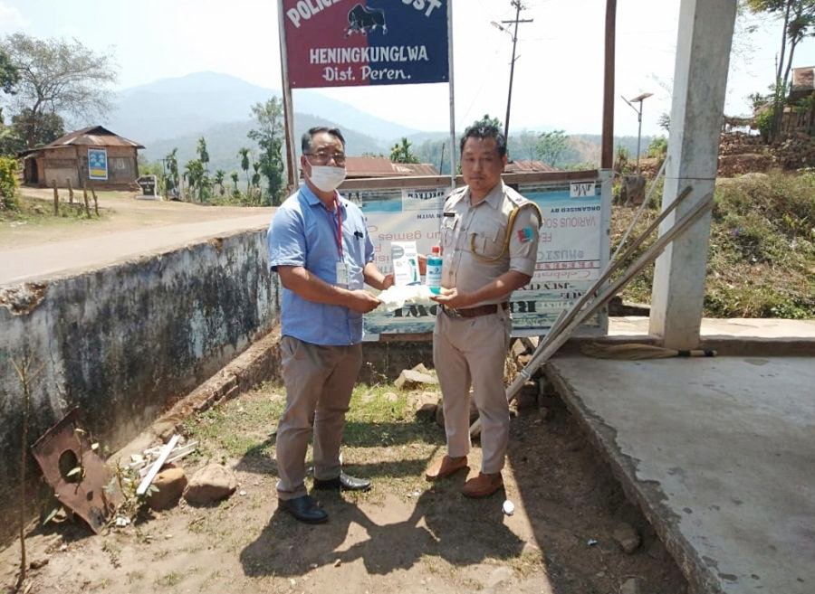 District Surveillance Officer, Dr Kevi Meyase handing over thermal scanner to Police Officer in charge at Mhainamtsi and Heningkunglwa Police check gate on April 12. (DIPR Photo)